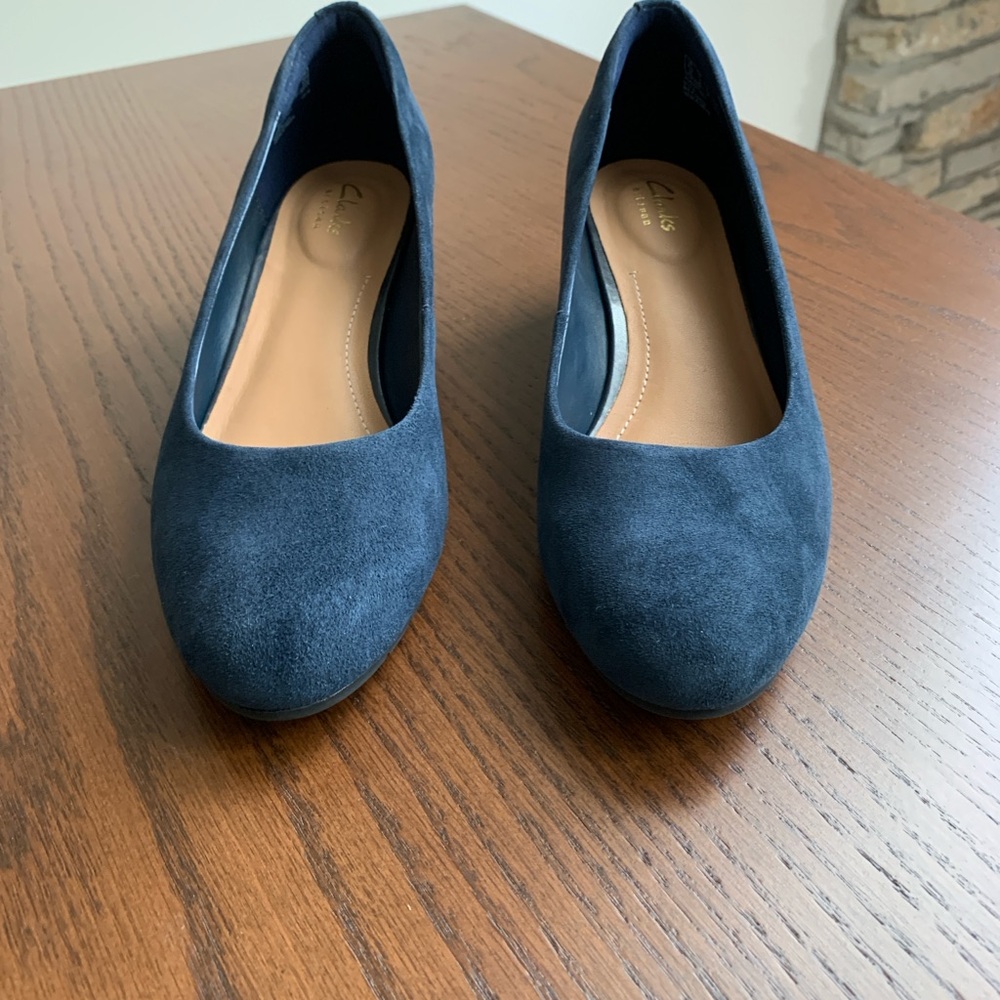 NWOT Clarks Artisan “Vendra Bloom” Navy Blue Suede Wedges, 9